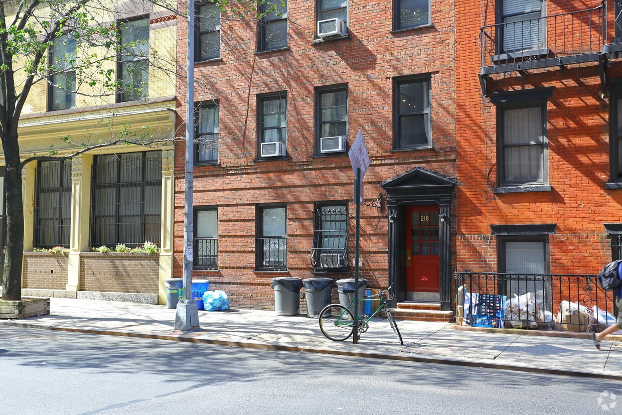 Building Photo - 218 W 17th St