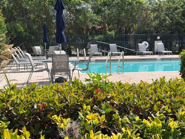 Foto del edificio - ANNUAL RENTAL - 4 BED / 3 BATH LAKE FRONT POOL HOME IN REGENT PARK