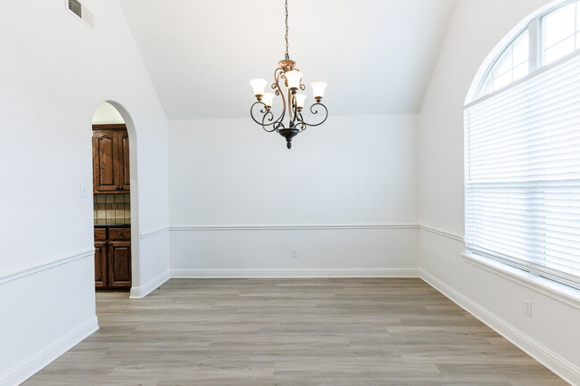 Building Photo - Gorgeous 4 bed 2.5 bath!