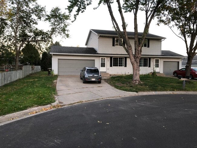 Building Photo - 907 Valley Ct