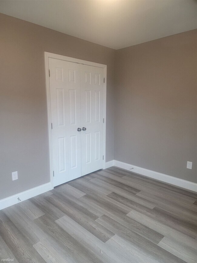 Building Photo - 2 br, 2 bath 4plex - 255 Creekwood Ave Apt...