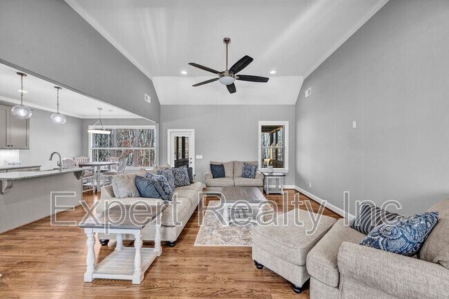 Building Photo - 1102 Grey Oaks Vly