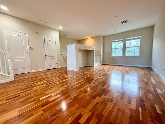 Building Photo - Beautiful Modern Townhouse With Bonus Room & Upgrades & AC