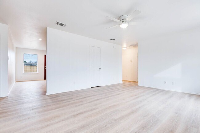 Foto del edificio - Updated 3 Bedroom Home For Lease!!