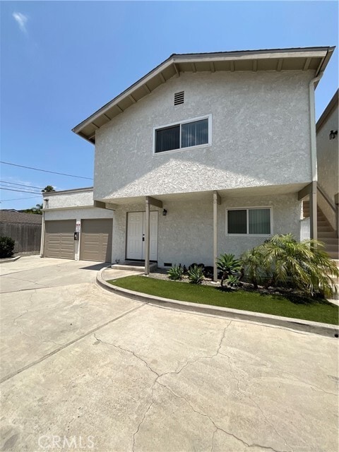 Building Photo - 2641 Santa Ana Ave