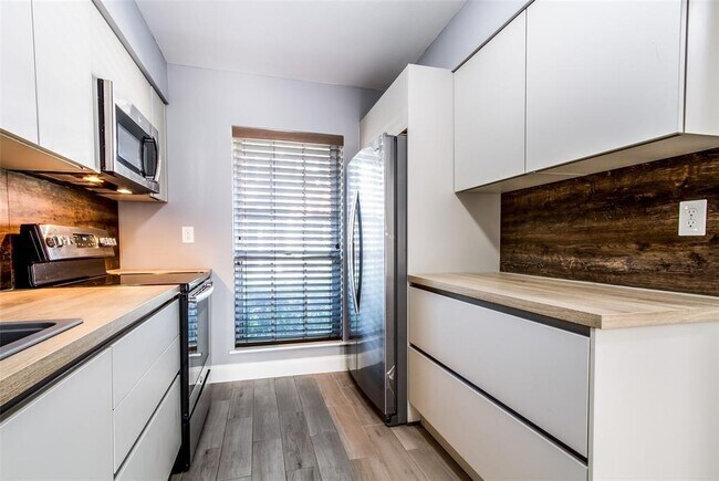 Foto del edificio - 457 Bendwood Dr