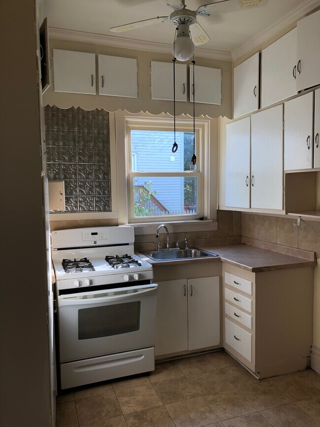 Building Photo - 257 6th Ave