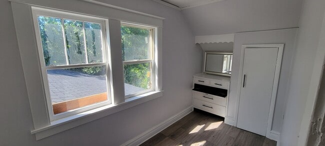 Building Photo - AVAILABLE JUNE 1ST - 2 Bed/ 1 Bath w/ Great Yard!