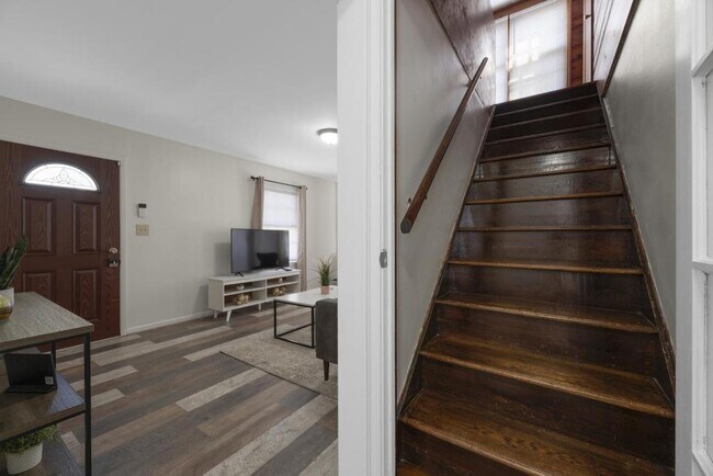 Building Photo - 2235 Barrymore Ave