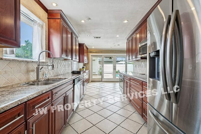 Foto del edificio - Spacious Metairie Home with Pool Access, Gated Entry & Modern Conveniences