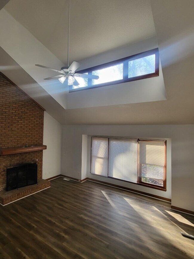 Foto del edificio - 3000 Jamestown Dr