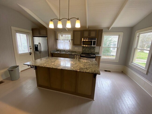 Foto del edificio - 215 Versailles Blvd