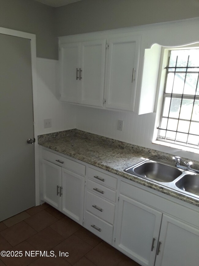 Building Photo - 7930 Tarling Ave