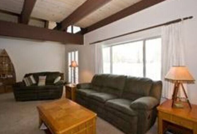 Foto del edificio - Unique open design,wood beams in all rooms...