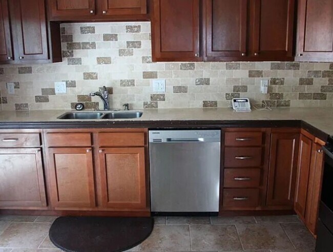 Foto del edificio - 5-bedroom, 2-bathroom home located in the heart of Colorado Springs