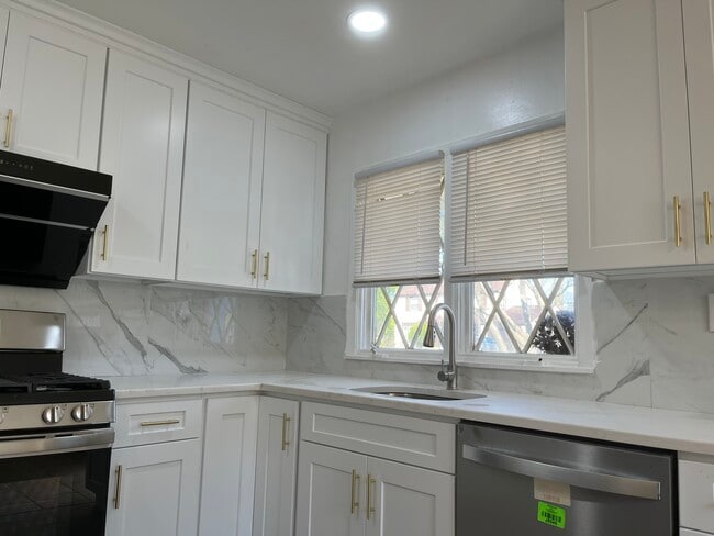 Building Photo - 65 Peacock Ln