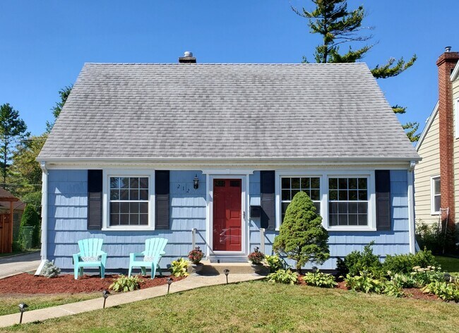 Building Photo - 212 Elm St