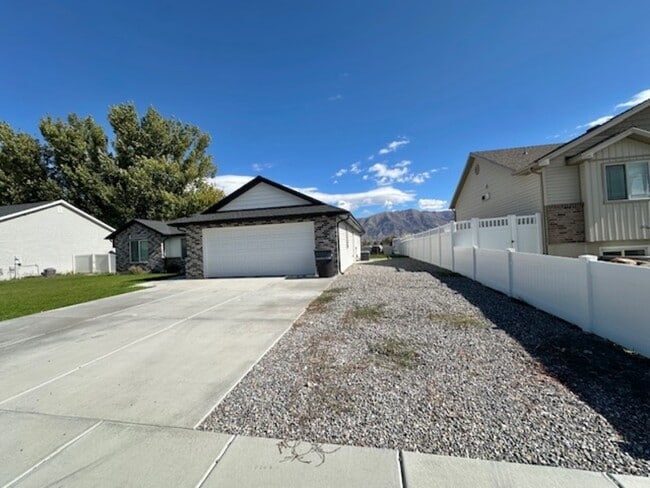 Building Photo - 1095 S 150 W