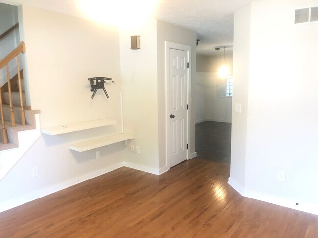 Foto del edificio - Gorgeous 2 BR Townhouse in Normal