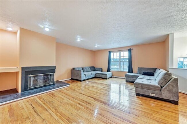 Building Photo - 2738 Meadowcrest Ct