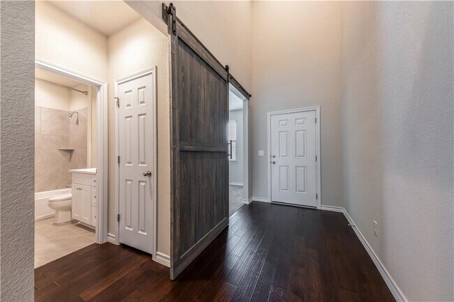 Foto del edificio - 504 Fieldstone Rd