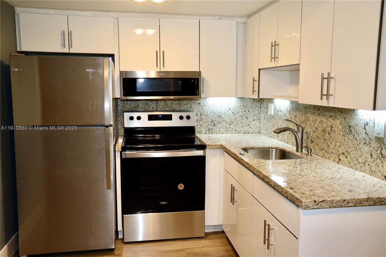 Foto principal - 636 NE 63rd St