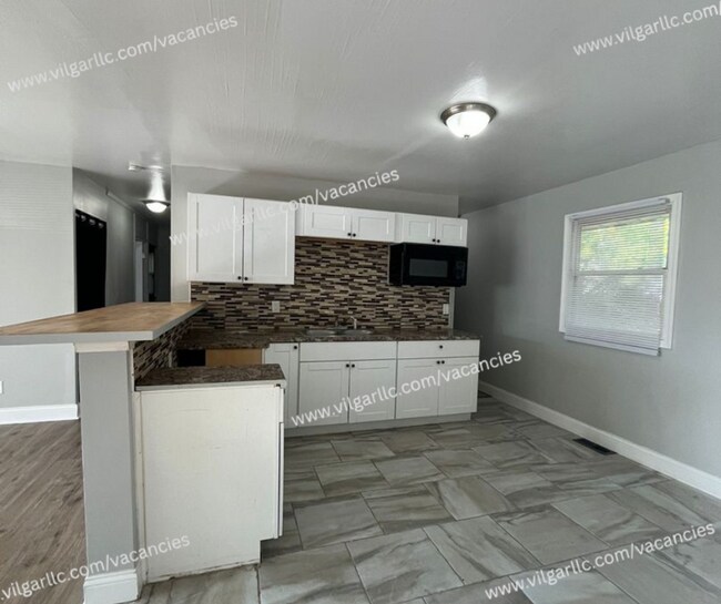Building Photo - 3 spacious bedrooms, 1 updated bathroom ho...