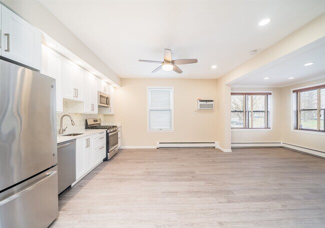 Building Photo - 66-68 W 40th St