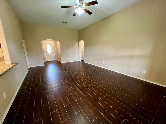 Building Photo - Spacious 4 Bedroom House Available for Ren...
