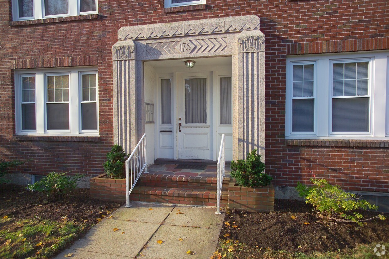 Building Photo - 175 Putnam St