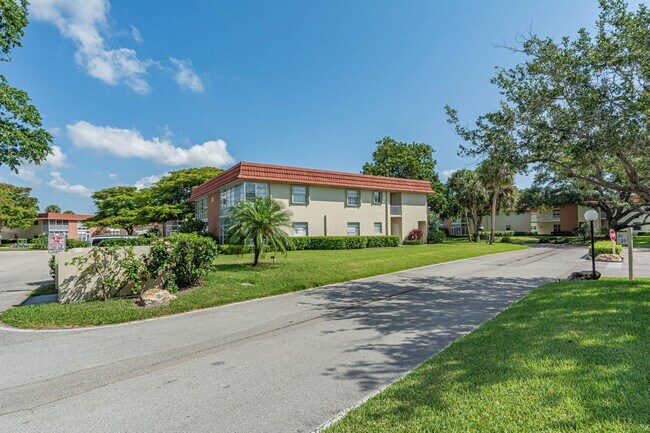 Foto del edificio - 28 Pine Arbor Ln