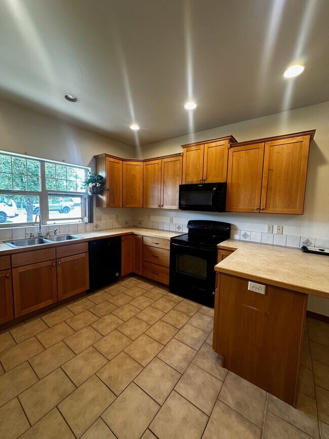 Foto del edificio - Beautiful 4 bedroom Home located in Centra...