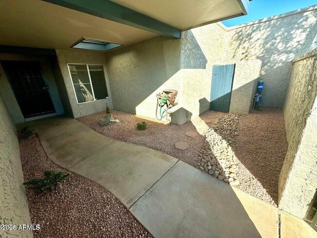 Foto del edificio - 6108 E Vernon Ave