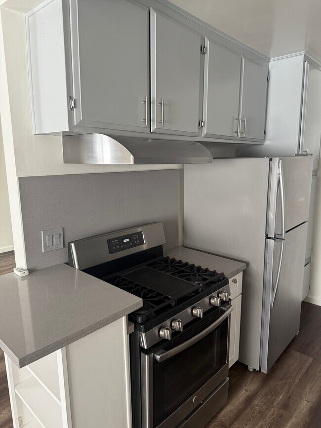 Foto del edificio - 1031 N Harper Ave