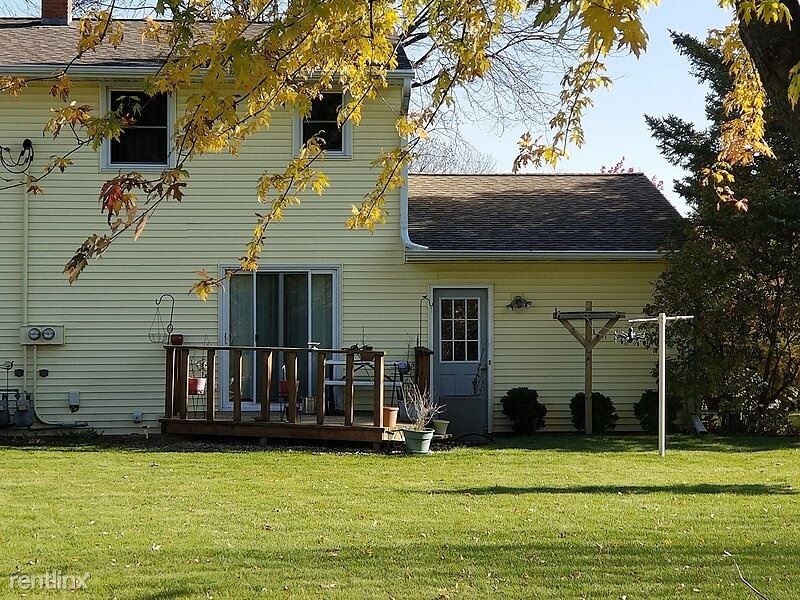 818 S Superior St, De Pere, WI 54115 Townhome Rentals in De Pere WI