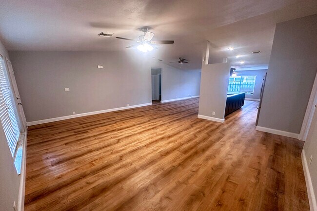 Foto del edificio - 6111 Drake St