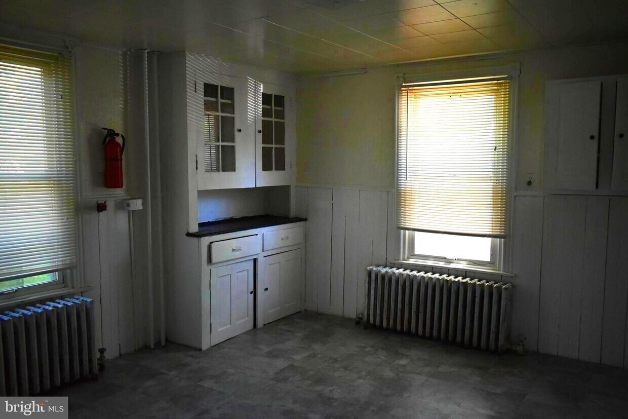 Primary Photo - 717 E Haverford Rd