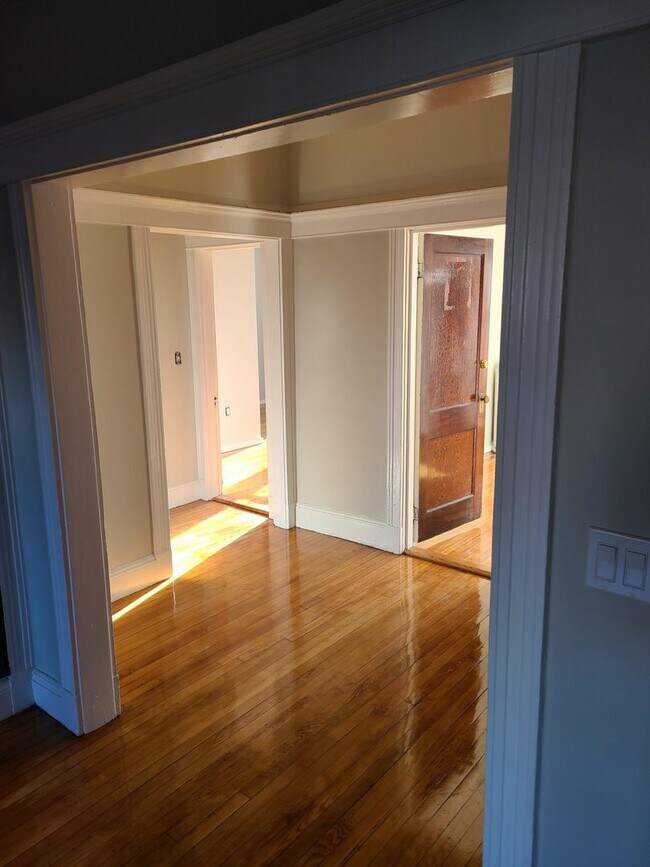 Building Photo - HOT 4 BED IN ALLSTON