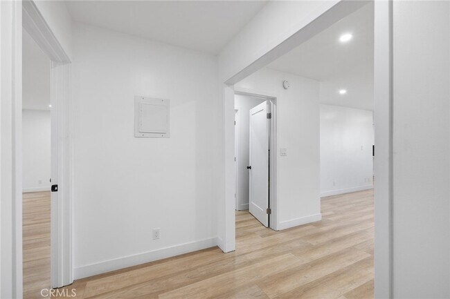 Foto del edificio - 17000 Burbank Blvd