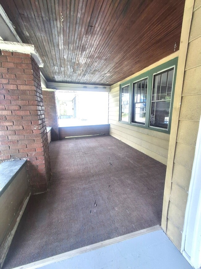 Building Photo - 2405 East Ave
