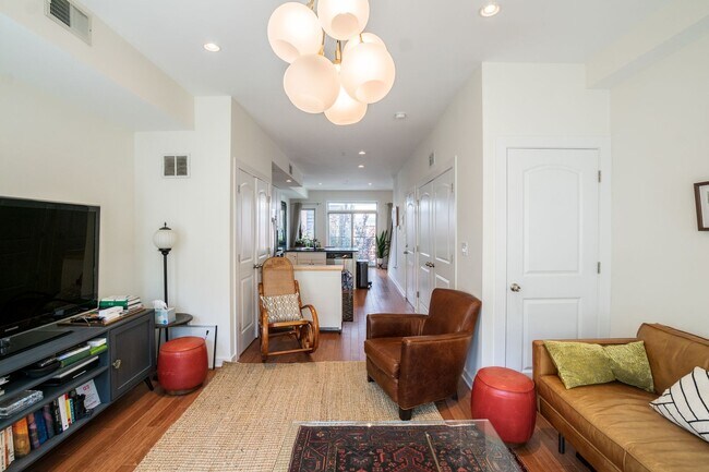 Foto del edificio - Gorgeous Fairmount One Bedroom Condo