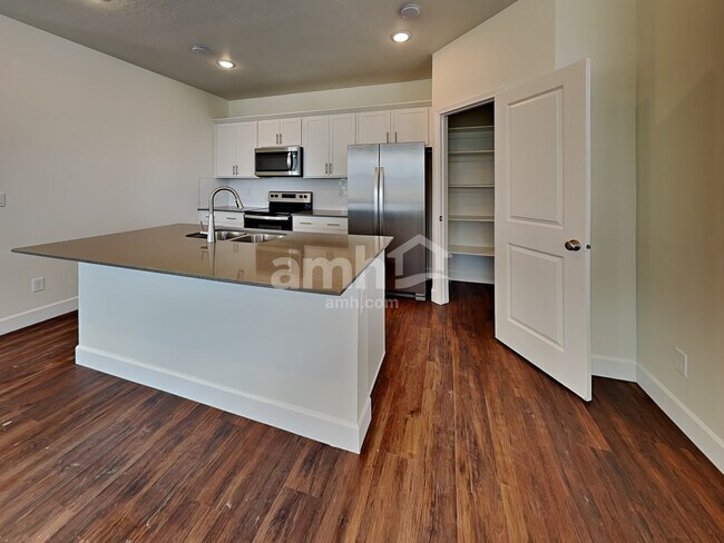 Building Photo - 11016 S Trocadero Ave