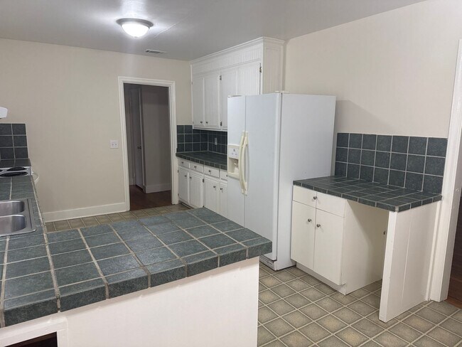 Building Photo - Beautifully updated and conveniently locat...