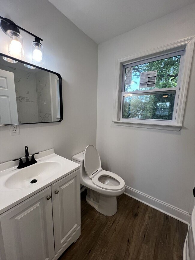 Foto del edificio - Charming 3-Bed, 2-Bath Gem on Arlington Ave