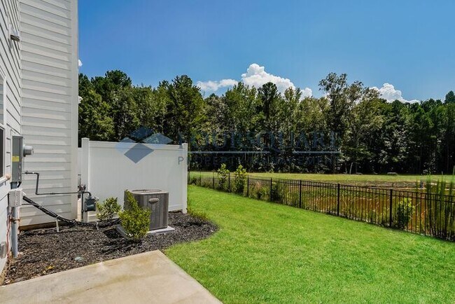 Foto del edificio - Townhome | Washer/Dryer Included | Back Pa...