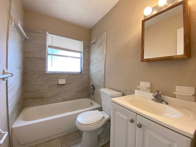 Foto del edificio - COZY 3 BEDROOM WITH POOL