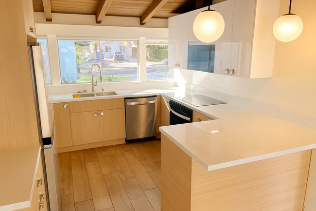 Foto del edificio - Mid-Century-Inspired 3-Bed / 2-Bath Home — Clean Lines, Modern Upgrades & Quiet Living