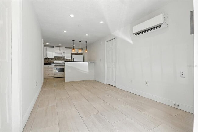 Building Photo - 614 N Hyer Ave