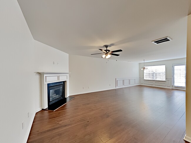 Foto del edificio - 342 Hidden Creek Lane
