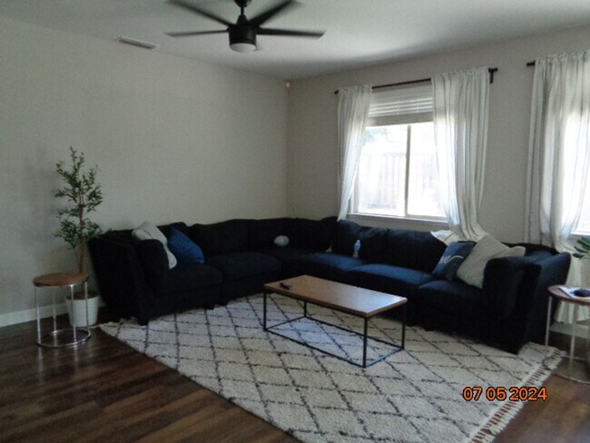 Foto del edificio - 596 Boone Dr